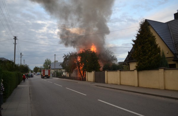 Kalnų gatvėje dega gyvenamasis namas, kaimynai kalba apie padegimą