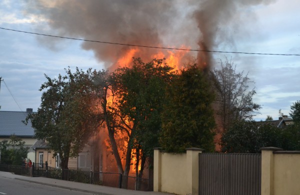 Kalnų gatvėje dega gyvenamasis namas, kaimynai kalba apie padegimą