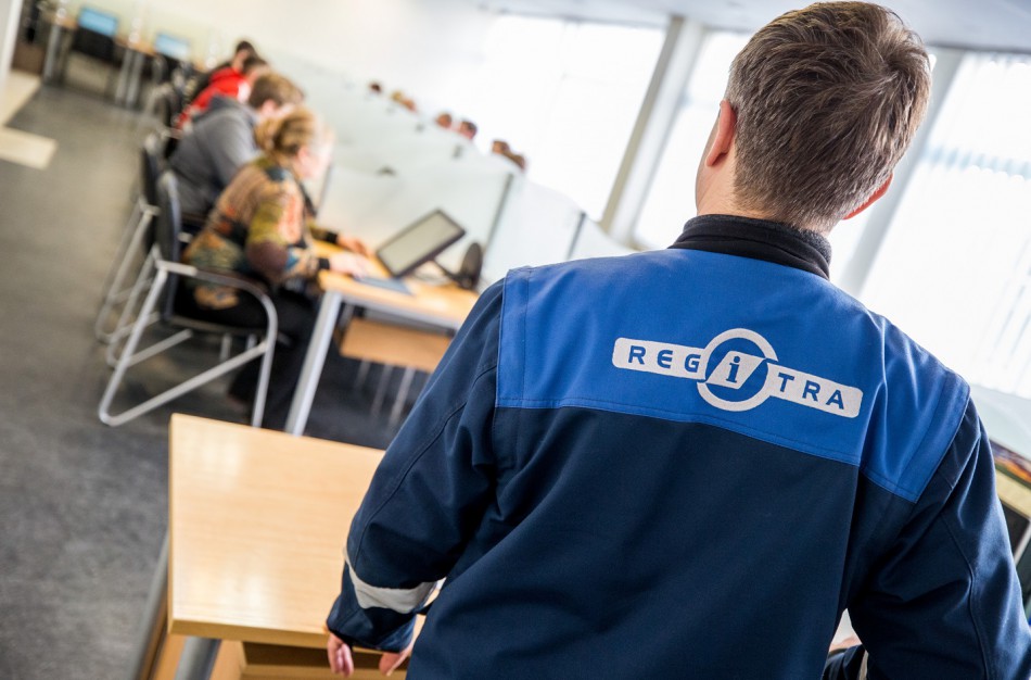 „Regitra“: teorijos egzamino metu sukčiaujantys asmenys pakartotinai jį laikyti galės tik po metų