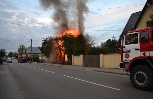 Kalnų gatvėje dega gyvenamasis namas, kaimynai kalba apie padegimą
