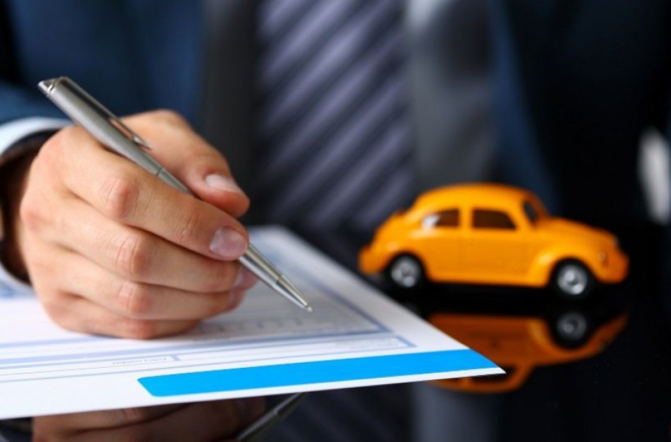 Finansų ministerija užsibrėžė pristabdyti transporto priemonių draudimo įkainių augimą