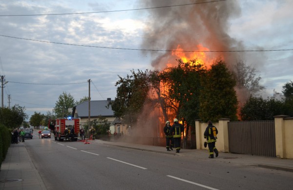 Kalnų gatvėje dega gyvenamasis namas, kaimynai kalba apie padegimą