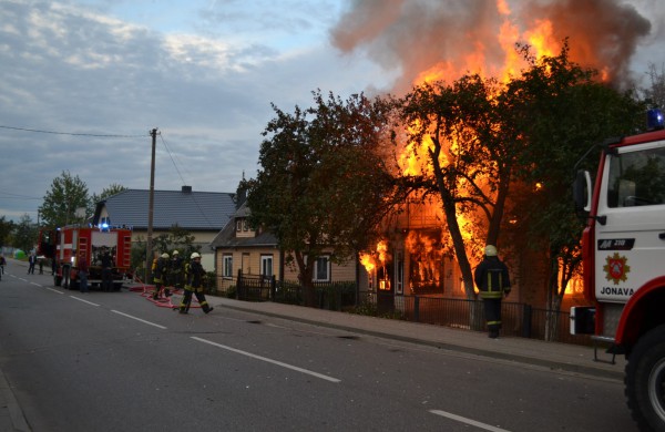 Kalnų gatvėje dega gyvenamasis namas, kaimynai kalba apie padegimą