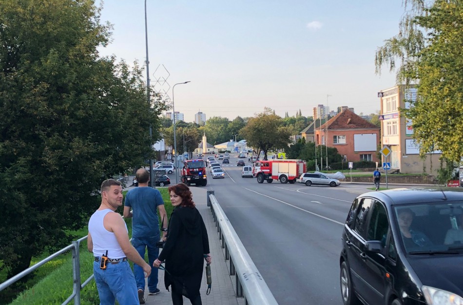 Neeilinė situacija ant Jonavos tilto per Nerį  - sukviestos gelbėjimo tarnybos 