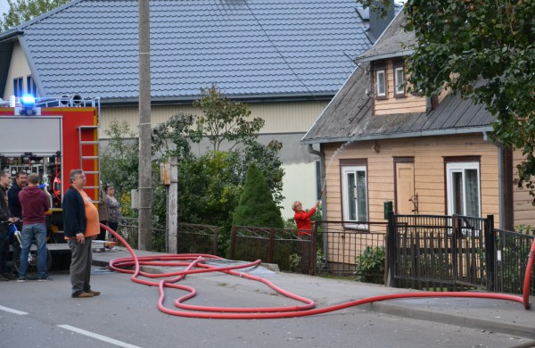 Kalnų gatvėje dega gyvenamasis namas, kaimynai kalba apie padegimą
