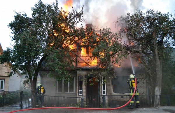 Kalnų gatvėje dega gyvenamasis namas, kaimynai kalba apie padegimą