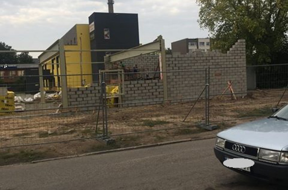 Jonavietė: Hesburger statybvietėje pavojingai žaidžia vaikai  
