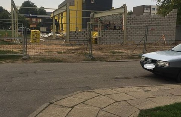 Jonavietė: Hesburger statybvietėje pavojingai žaidžia vaikai  