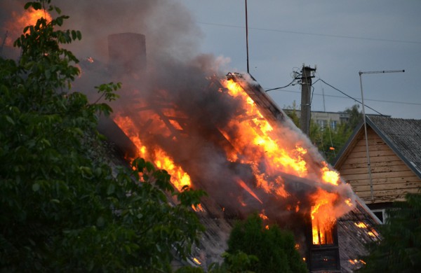 Kalnų gatvėje dega gyvenamasis namas, kaimynai kalba apie padegimą