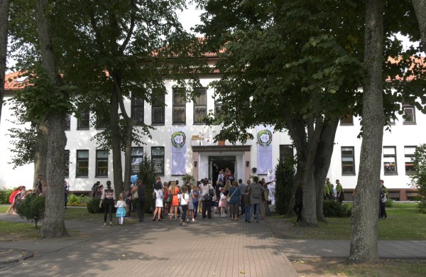 Janinos Miščiukaitės meno mokykloje naujus mokslo metus pasitiko apie 120 pirmokėlių