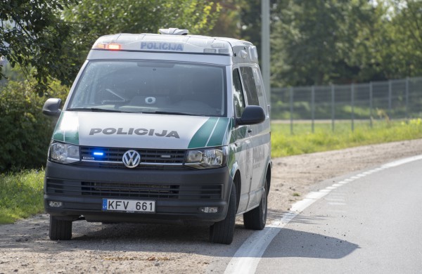 Vengdama susidūrimo, vairuotoja  nulėkė į pievą, prieš tai apgadinusi konteinerį ir stulpą