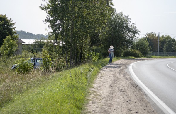 Vengdama susidūrimo, vairuotoja  nulėkė į pievą, prieš tai apgadinusi konteinerį ir stulpą