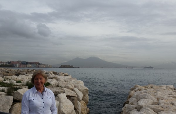 Marijonos Širvelinės sodyboje – įspūdinga ir įvairiaspalvė jurginų alėja 