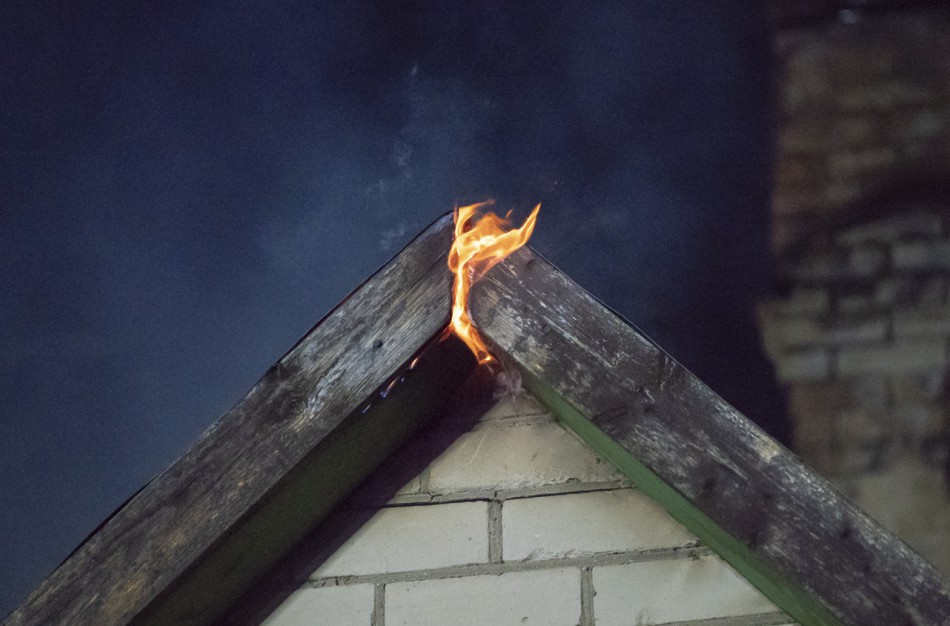 Nuo griliaus užsidegė ūkinis pastatas