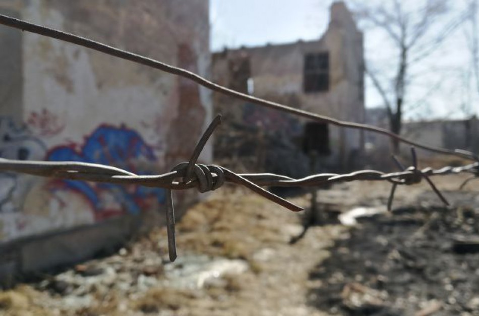 Užfiksuota, kaip sprogdinimo būdu griaunamas senas Baldų kombinato pastatas 