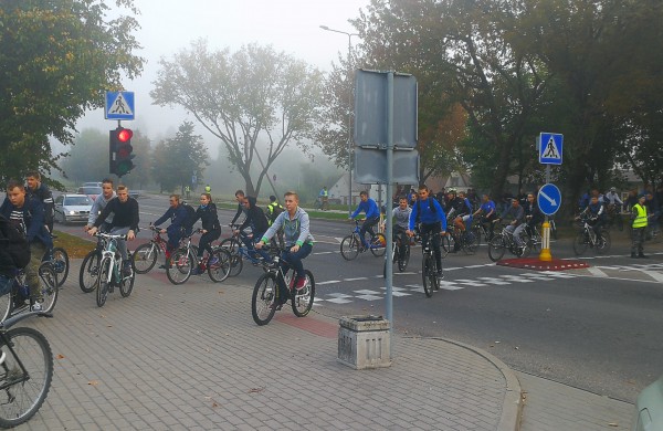 Daugiau nei 100 „raliečių“ dviračiais išriedėjo į miestą