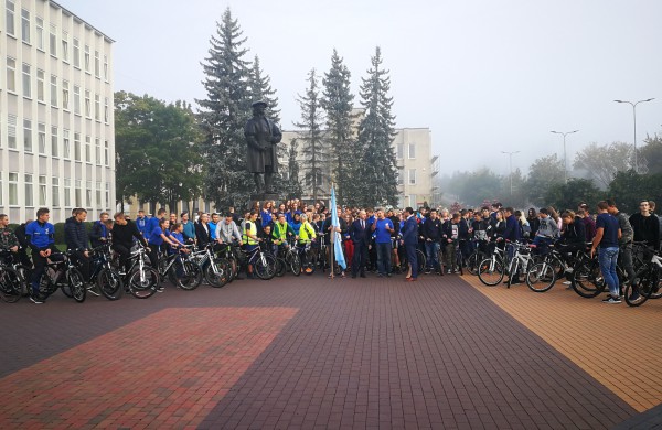 Daugiau nei 100 „raliečių“ dviračiais išriedėjo į miestą