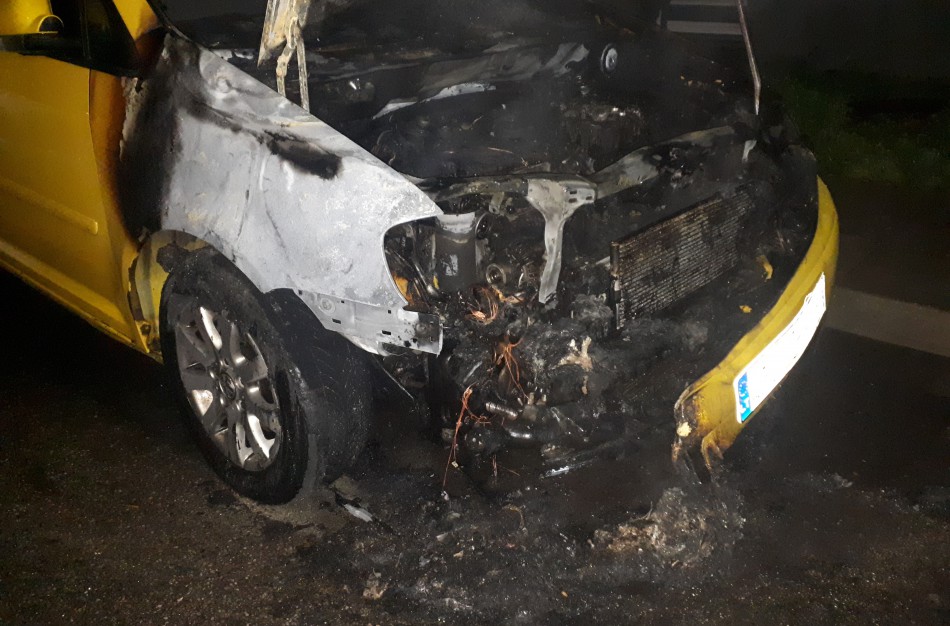 Daugiabučio kieme atvira liepsna degė automobilis