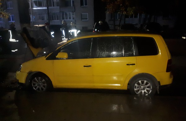 Daugiabučio kieme atvira liepsna degė automobilis