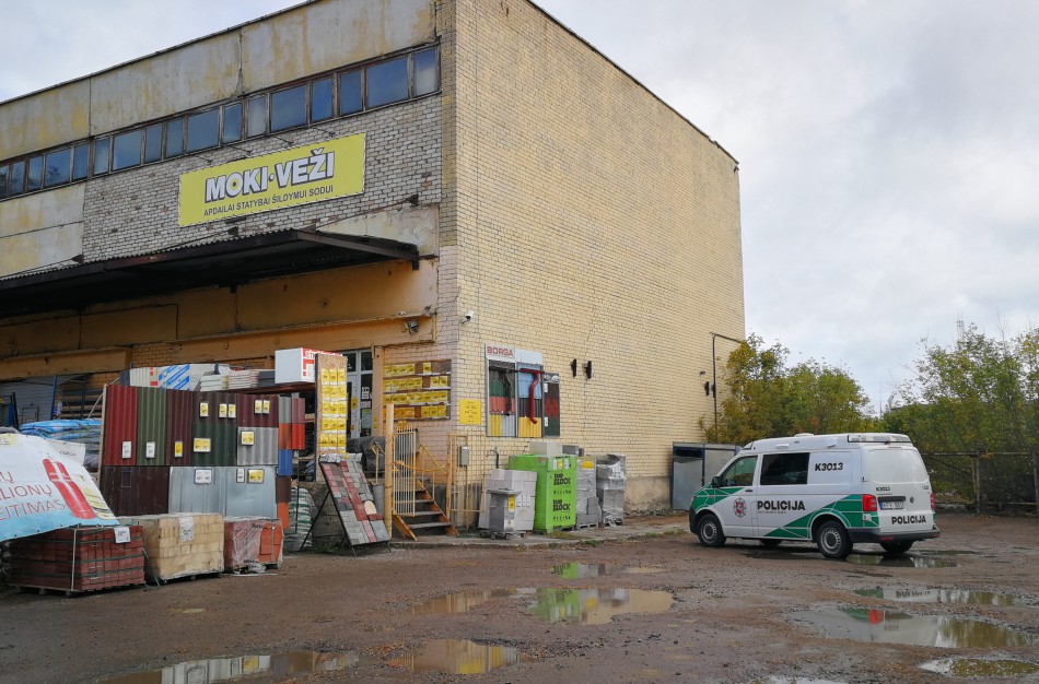 Naktį apvogtos dvi statybinių prekių parduotuvės