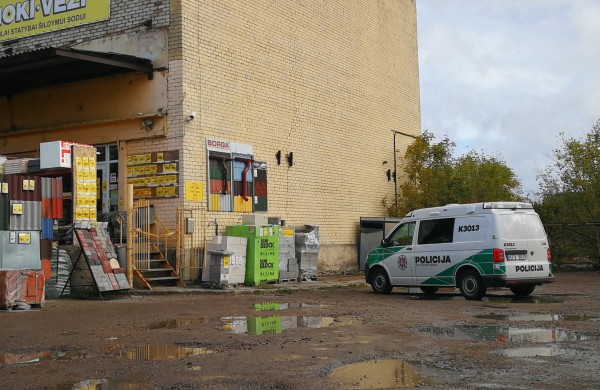 Naktį apvogtos dvi statybinių prekių parduotuvės