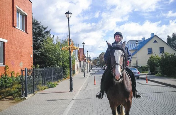 Jonavietis: "Miesto gatvėse raitelis ant žirgo – ar tai pokštas ar raitoji policija?" 