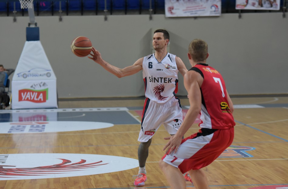 Į „Sintek-Jonavą“ sugrįžta dviženklį sezonų skaičių Jonavoje sužaidęs T. Sebežiovas