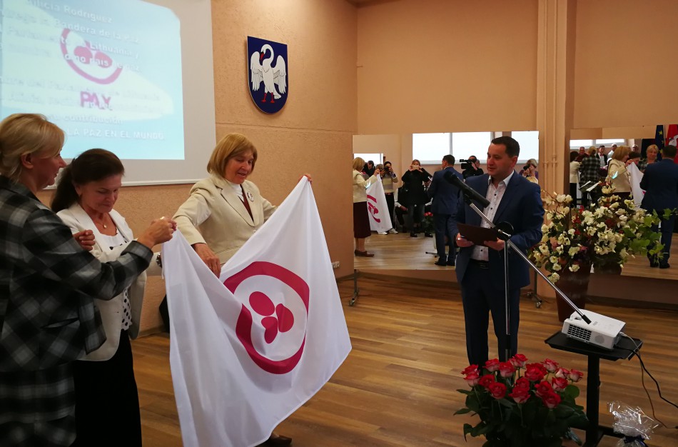 Jonavos suaugusiųjų ir mokymo centrui įteikta JT Taikos vėliava