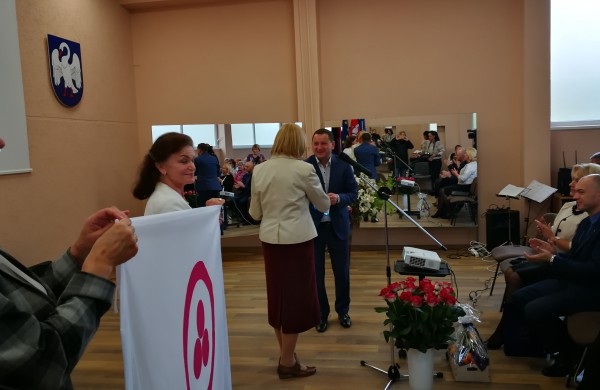 Jonavos suaugusiųjų ir mokymo centrui įteikta JT Taikos vėliava