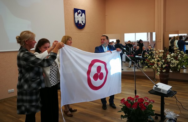 Jonavos suaugusiųjų ir mokymo centrui įteikta JT Taikos vėliava