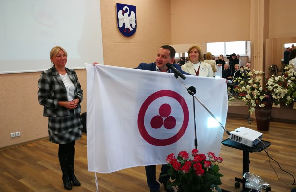 Jonavos suaugusiųjų ir mokymo centrui įteikta JT Taikos vėliava