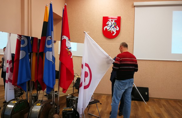 Jonavos suaugusiųjų ir mokymo centrui įteikta JT Taikos vėliava