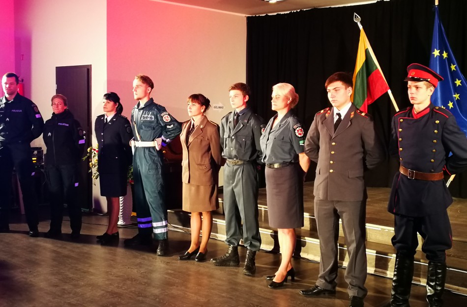Policijos šventėje: padėkų bei gėlių jūra ir pareigūnių staigmena