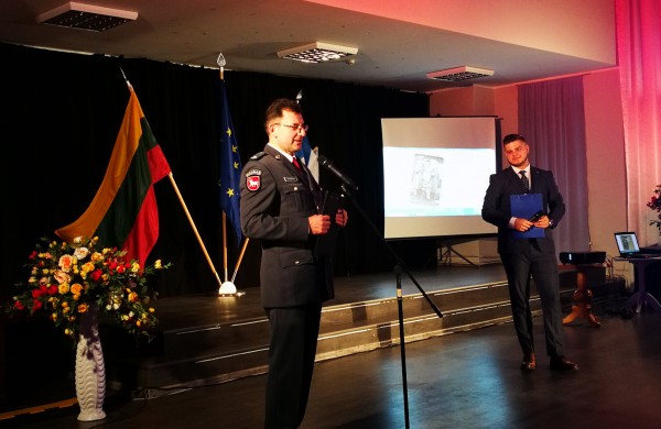 Policijos šventėje: padėkų bei gėlių jūra ir pareigūnių staigmena