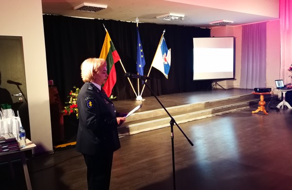 Policijos šventėje: padėkų bei gėlių jūra ir pareigūnių staigmena