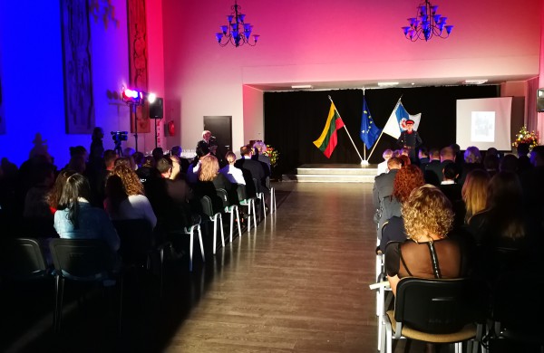 Policijos šventėje: padėkų bei gėlių jūra ir pareigūnių staigmena
