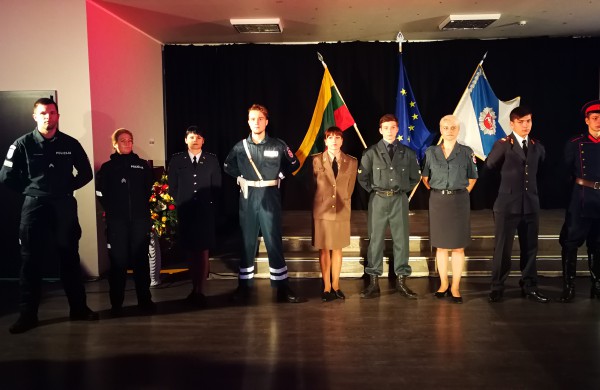 Policijos šventėje: padėkų bei gėlių jūra ir pareigūnių staigmena