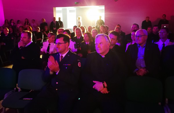 Policijos šventėje: padėkų bei gėlių jūra ir pareigūnių staigmena