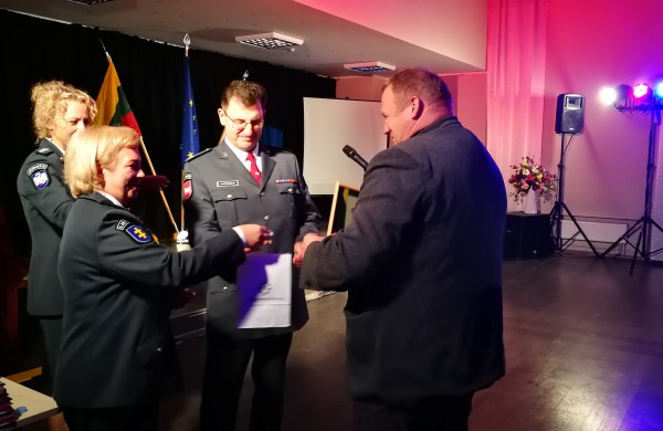 Policijos šventėje: padėkų bei gėlių jūra ir pareigūnių staigmena