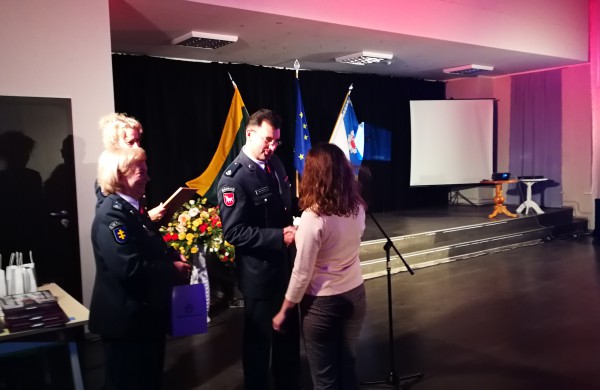 Policijos šventėje: padėkų bei gėlių jūra ir pareigūnių staigmena