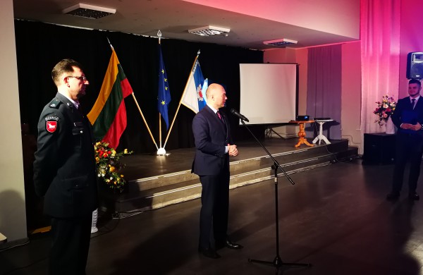 Policijos šventėje: padėkų bei gėlių jūra ir pareigūnių staigmena