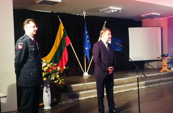 Policijos šventėje: padėkų bei gėlių jūra ir pareigūnių staigmena