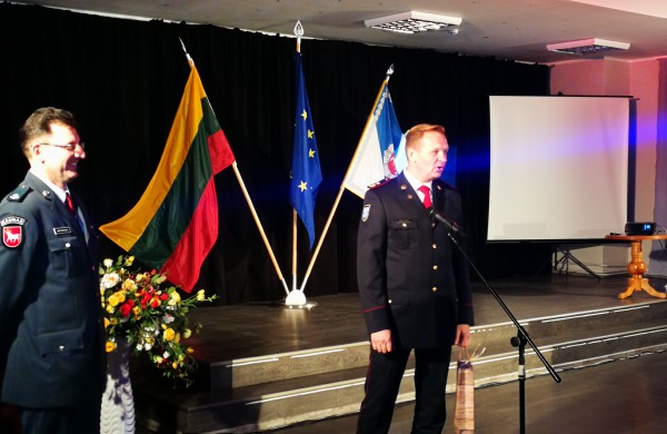 Policijos šventėje: padėkų bei gėlių jūra ir pareigūnių staigmena
