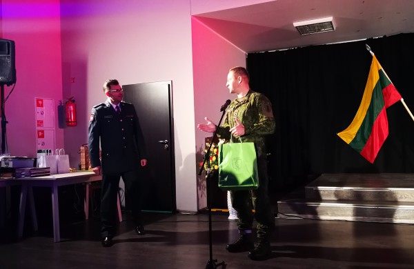 Policijos šventėje: padėkų bei gėlių jūra ir pareigūnių staigmena