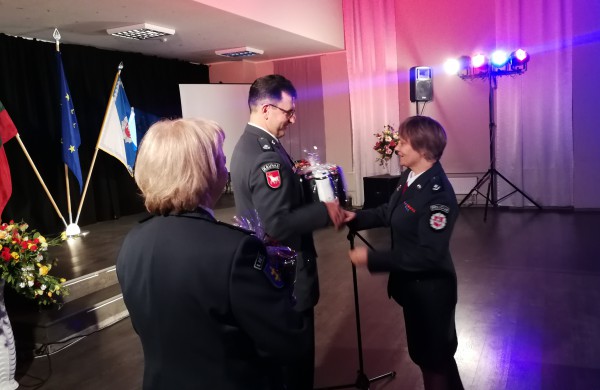 Policijos šventėje: padėkų bei gėlių jūra ir pareigūnių staigmena