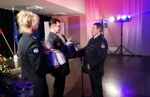 Policijos šventėje: padėkų bei gėlių jūra ir pareigūnių staigmena