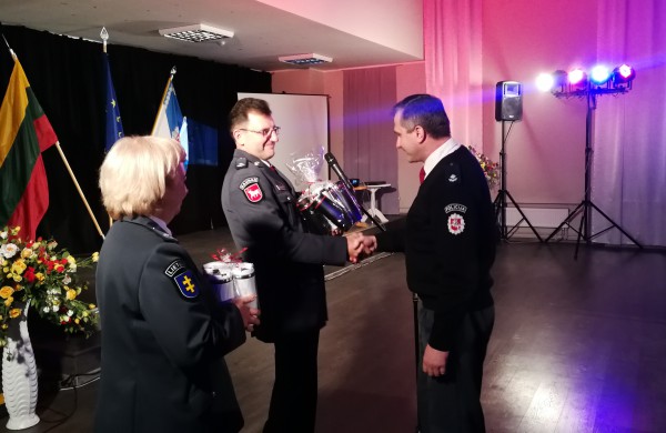 Policijos šventėje: padėkų bei gėlių jūra ir pareigūnių staigmena