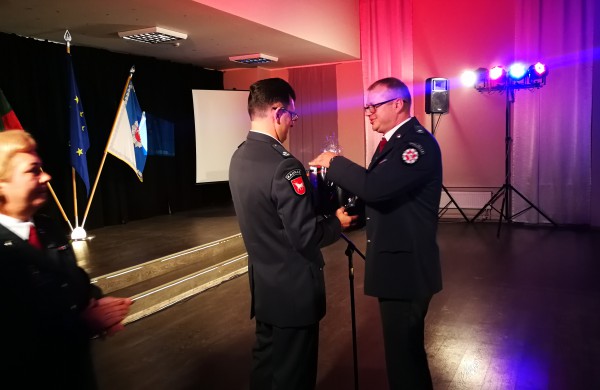 Policijos šventėje: padėkų bei gėlių jūra ir pareigūnių staigmena