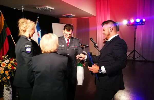 Policijos šventėje: padėkų bei gėlių jūra ir pareigūnių staigmena