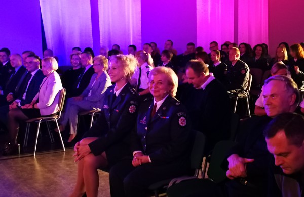 Policijos šventėje: padėkų bei gėlių jūra ir pareigūnių staigmena
